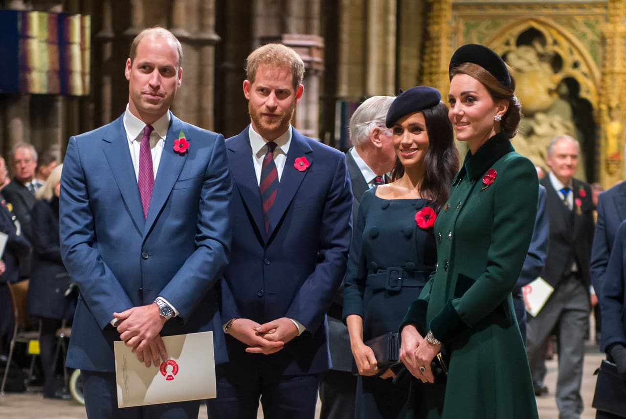 La ausencia de los duques de Sussex se extenderá
<b><a href="https://www.univision.com/noticias/edicion-digital/harry-y-meghan-se-retiran-de-la-vida-publica-hasta-fin-de-ano-video">hasta enero de 2020</a></b>, pues trascendió que
<b>regresarán en los primeros días del año</b> para continuar con los preparativos del lanzamiento de su fundación, luego de que el pasado junio se separaran de la Royal Fundation, que presiden los duques de Cambridge.