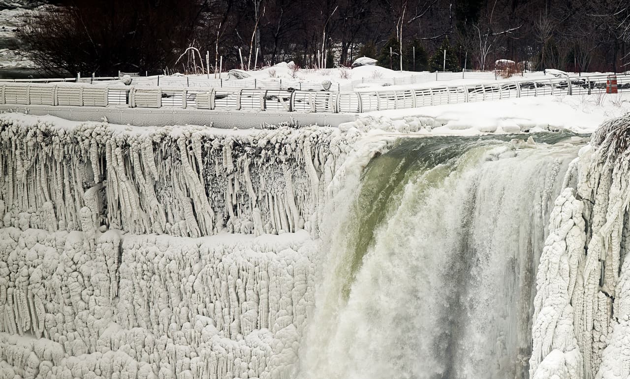 Es común que se forme hielo en el río cada invierno y la cantidad de agua congelada dependerá de los días o semanas de frío sostenido que afecten el área. Cuando el frío extremo golpea por largos períodos de tiempo, tal como en 2014 (en la fotografía), se pueden ver mayores franjas de cascadas que parecen congeladas.