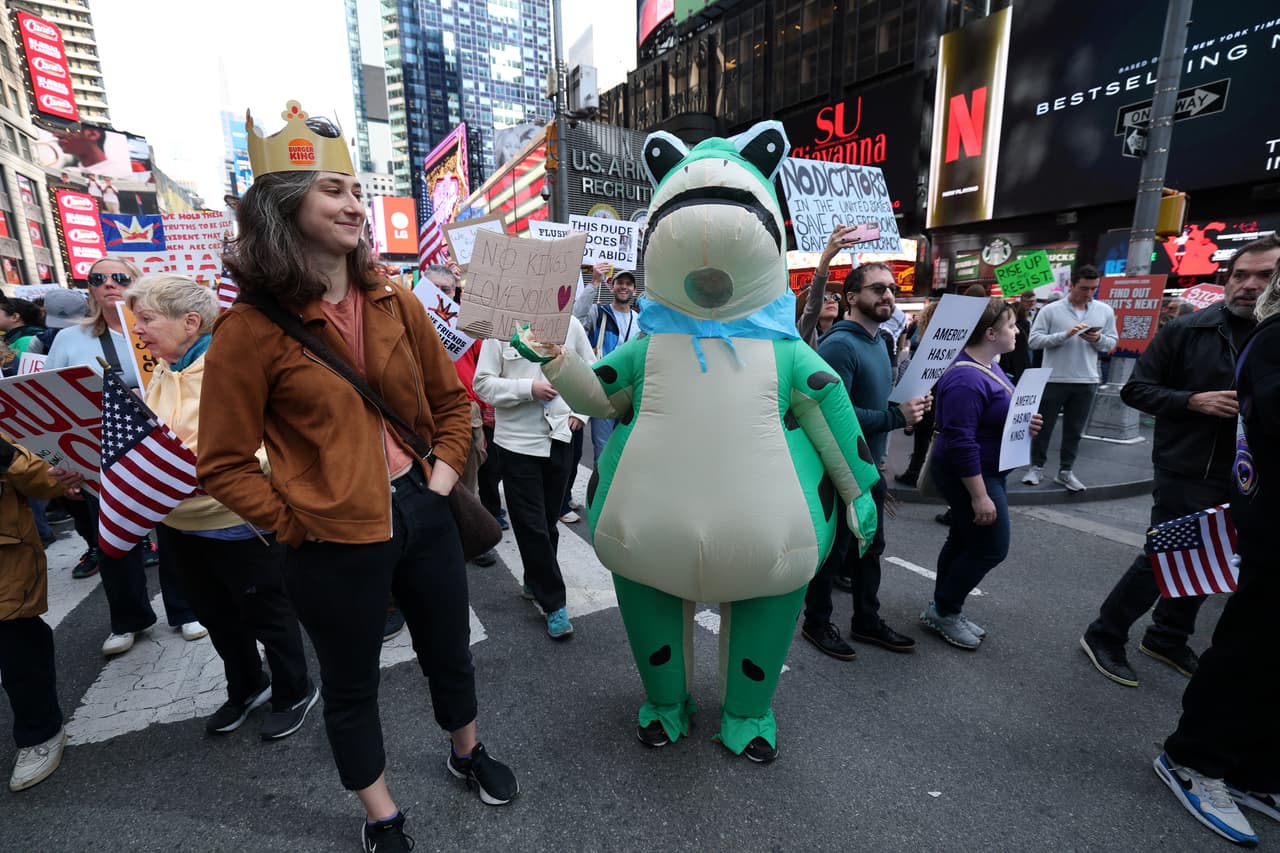 Este tipo de disfraces de ranas han sido utilizados en protestas en 
<a href="https://www.univision.com/local/los-angeles-kmex/disfraz-de-rana-inflable-mexicano-transforma-protestas-contra-ice-en-portland-oregon-fotos" target="_blank">otras ciudades como Portland</a>. Específicamente en esta ciudad, un mexicano es quien comenzó a usar esta rana para oponerse pacíficamente a agentes armados federales.