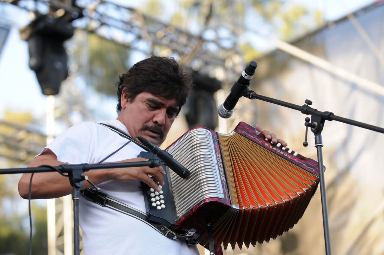 "Tenemos cosas que después les vamos a platicar. Hay cosas que quedaron pendientes, que 
<b>están en proceso</b>, por ejemplo, un proyecto que 
<b><a href="https://www.univision.com/famosos/con-fecha-el-ultimo-adios-a-celso-pina-mientras-que-su-familia-planifica-demandar-fotos" target="_blank">buscábamos fuera su despedida</a></b>" .
<br>