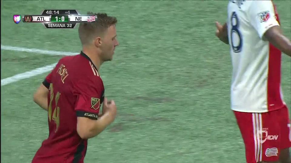 Tiro desviado de Julian Gressel