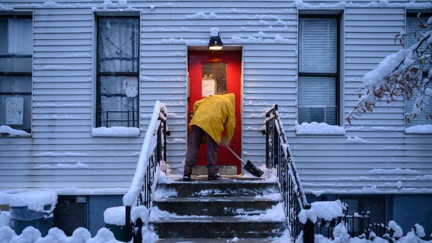 Residentes y negocios tienen la obligación de quitar la nieve de las aceras