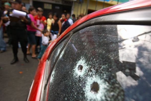 Colombia, un país convulsionado por un largo conflicto guerrillero, la violencia del narcotráfico, la delincuencia común y el destierro de quienes quedan en medio del fuego cruzado, tuvo 15.238 casos asesinatos en 2010, según la policía, y una tasa de homicidios de 32 por 100 mil habitantes.