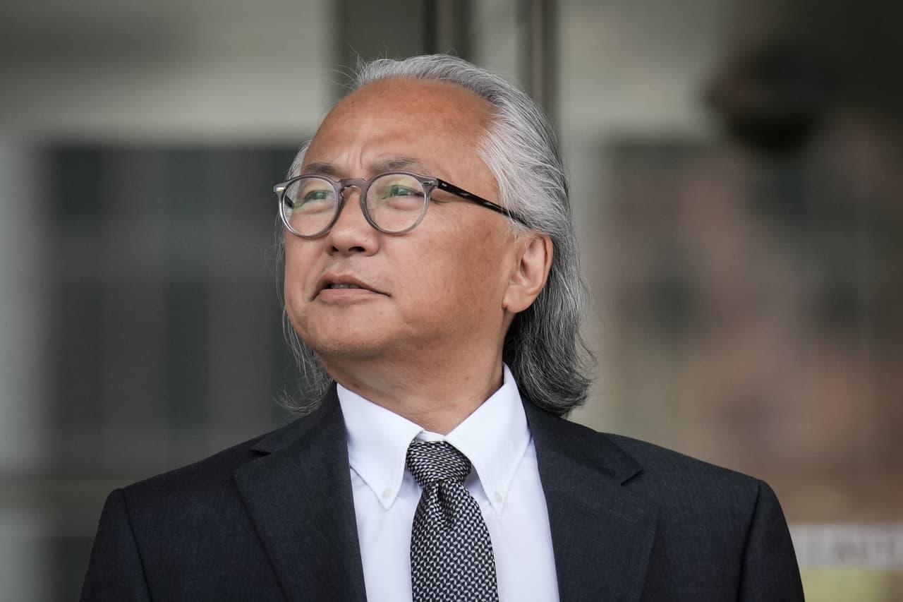 Kenneth Iwamasa, uno de los cinco acusados que se declararon culpables de la muerte por sobredosis de ketamina del actor Matthew Perry, sale del tribunal federal tras su sentencia en Los Ángeles, el miércoles 27 de mayo de 2026. (Foto AP/Jae C. Hong)
<br>