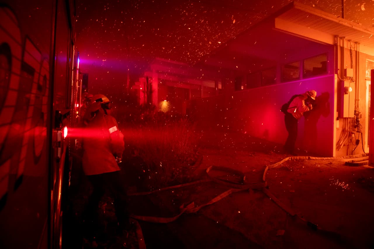 El fuego de maleza fue reportado por un conductor, alrededor de la 1:00am y cuando los bomberos llegaron a la zona, las llamas habían quemado la colina a un costado de la autopista 405.