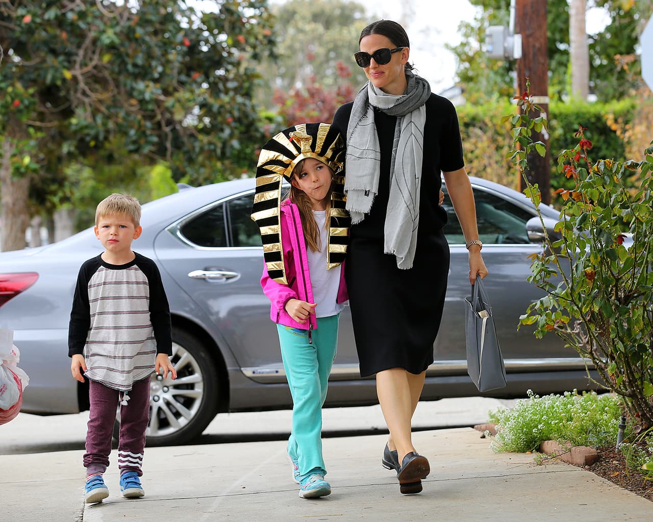 Y mira qué traía puesto la nena en su cabeza...