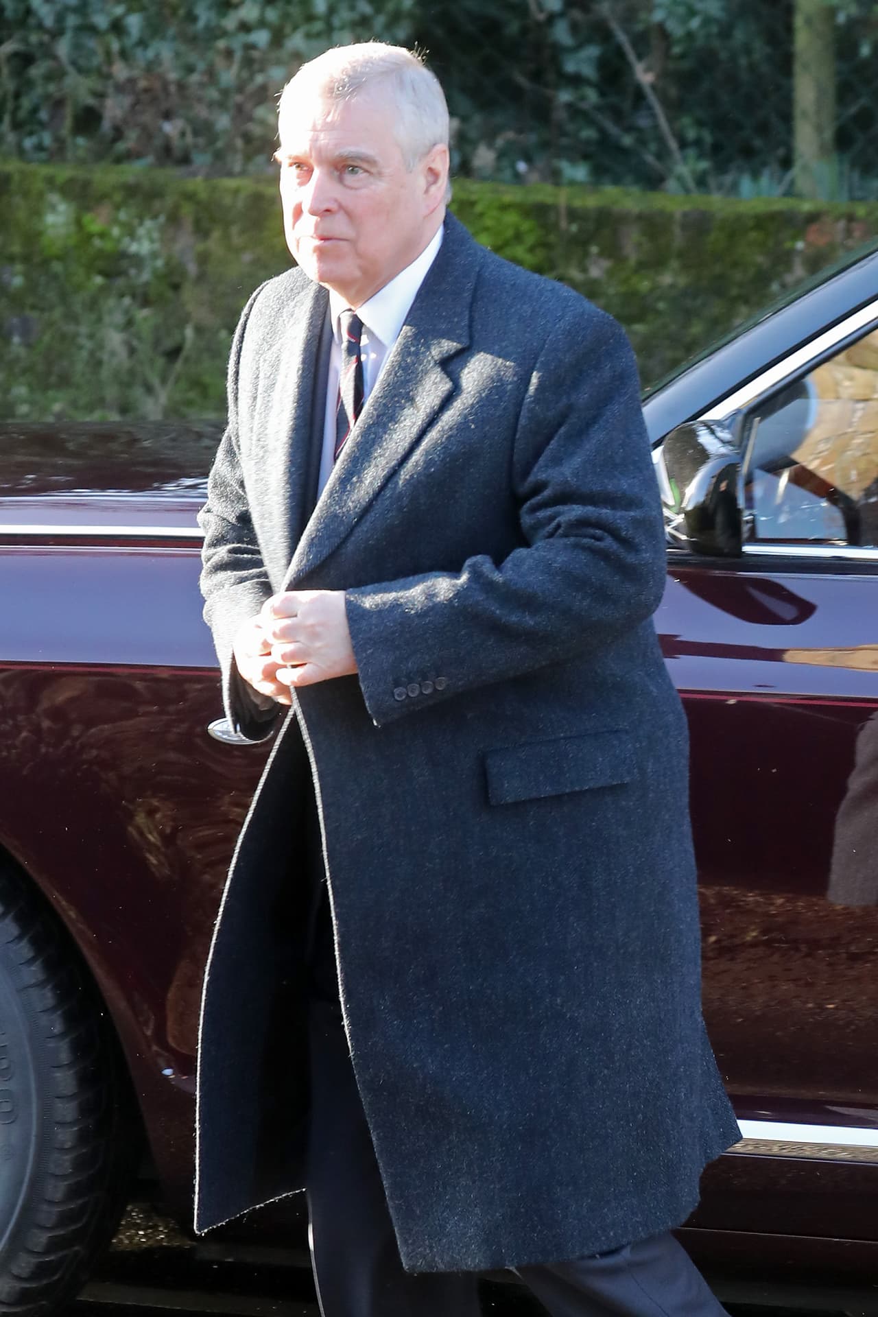 El príncipe Andrés anunció en noviembre del año pasado su retiro de la vida pública, luego de que su amigo, el magnate Jeffrey Epstein, fuese arrestado y señalado, entre otros crímenes, por casos de abuso sexual de menores. El multimillonario se suicidó estando en prisión, mientras públicamente varios de sus amigos, como el duque de York, comenzaban a ser señalados por supuestamente cometer delitos similares.