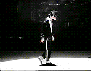 Todos en algún momento de la vida hemos intentado hacer esta locura: Michael Jackson se convirtió en leyenda por su música, pero son estas coreografías y pasos emblemáticos como el 'moon walk' lo que lo mantienen vivo. 
<br>