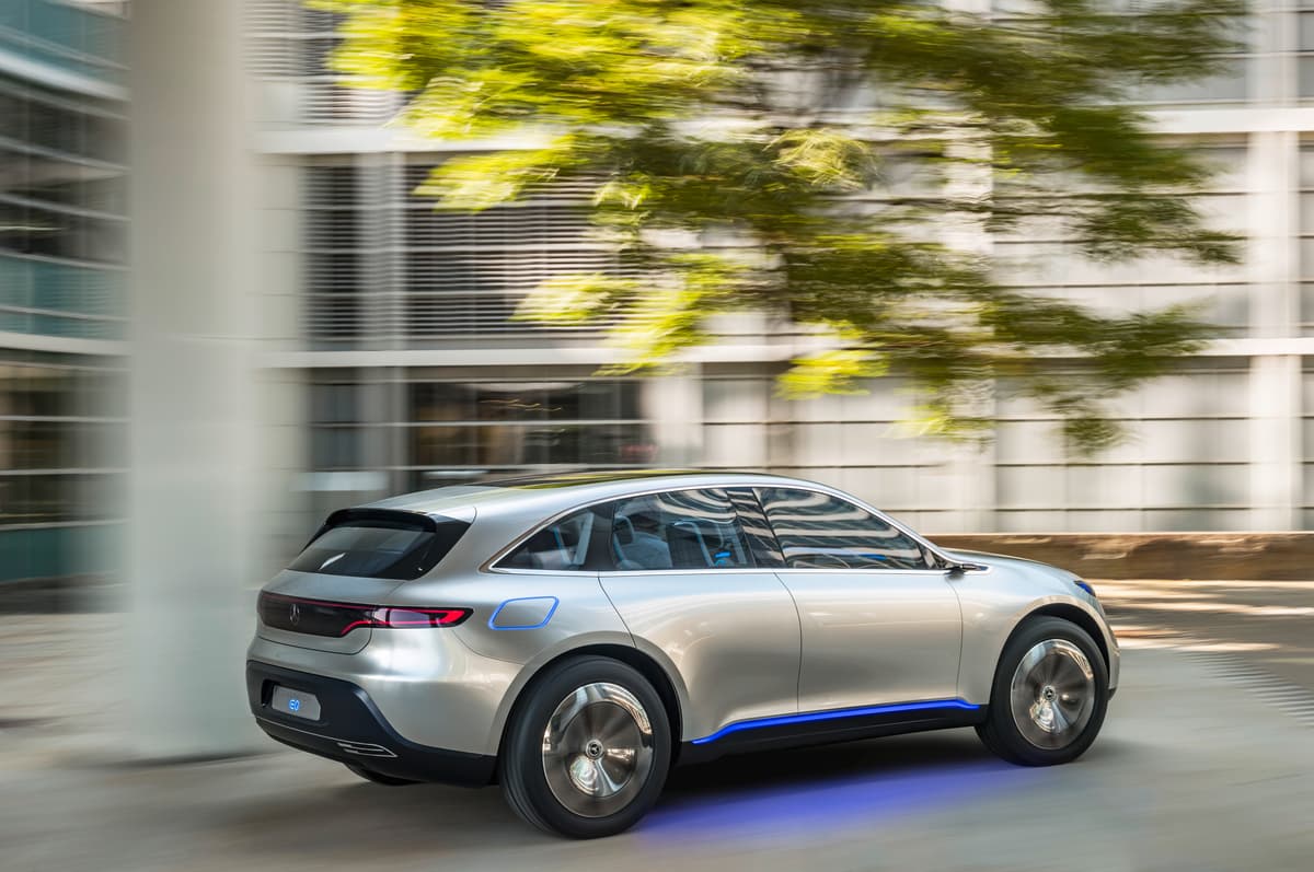 El Mercedes-Benz Generation EQ Concept utiliza una batería de 70-kWh que manda energía a dos motores eléctricos que producen un gran total de 402 caballos de fuerza y 516 lbs-pie de torque instantáneo y proporciona 311 millas de autonomía por carga. Según Mercedes-Benz su aceleración de 0 a 62 mph estaría bajo los 5 segundos.
<br>