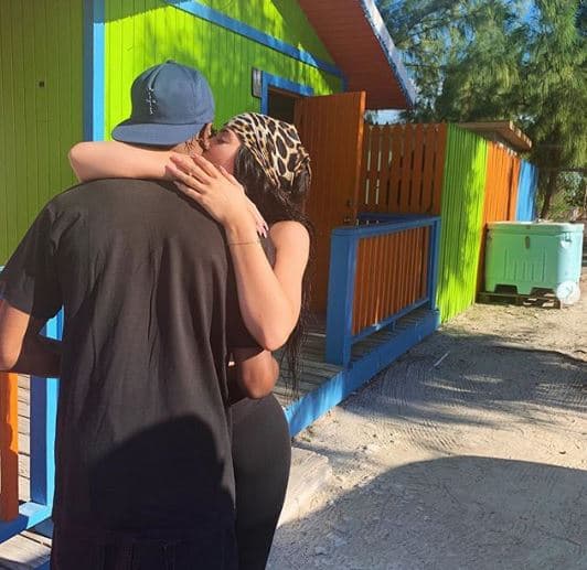 Aunque en su perfil de Instagram, compartió esta fotografía donde abraza a un hombre al que no se le ve el rostro, quien podría ser Travis Scott.