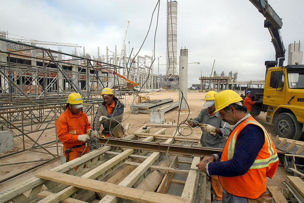 Los obreros también deben suspender sus actividades y permanecer en sus viviendas.