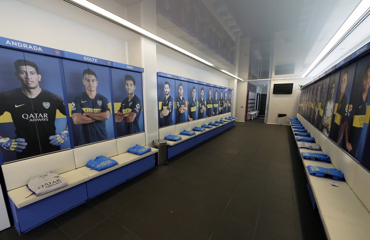 En el lugar de entrenamiento habitual de la selección española hubo más de 150 periodistas acreditados de 64 medios de comunicación, 45 cámaras y una treintena de fotógrafos.