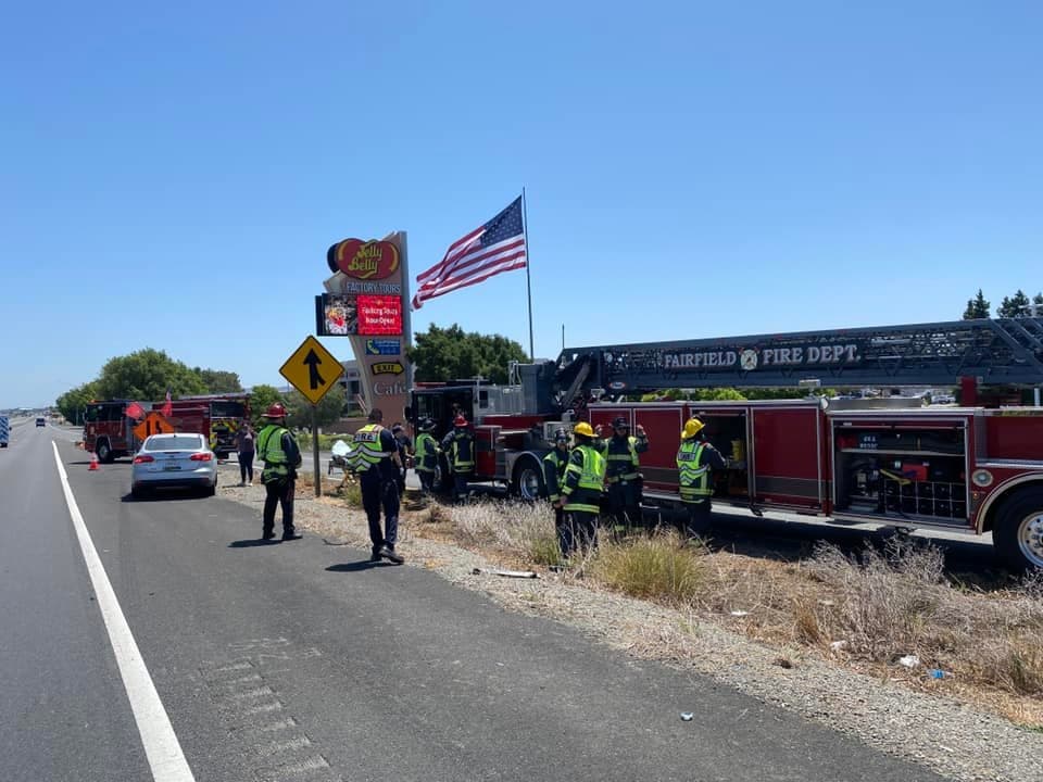 La circulación en la autopista 12, a la altura de Chadbourne, al oeste del centro de Fairfield, permaneció cerrada en tanto los equipos de emergencia resctaban a los heridos.
