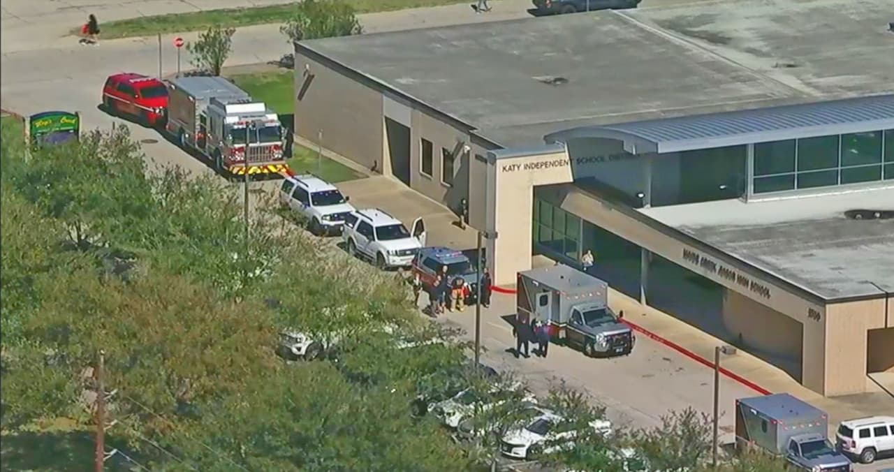 Reportan varios estudiantes con lesiones leves en secundaria de Katy tras incidente con un celular