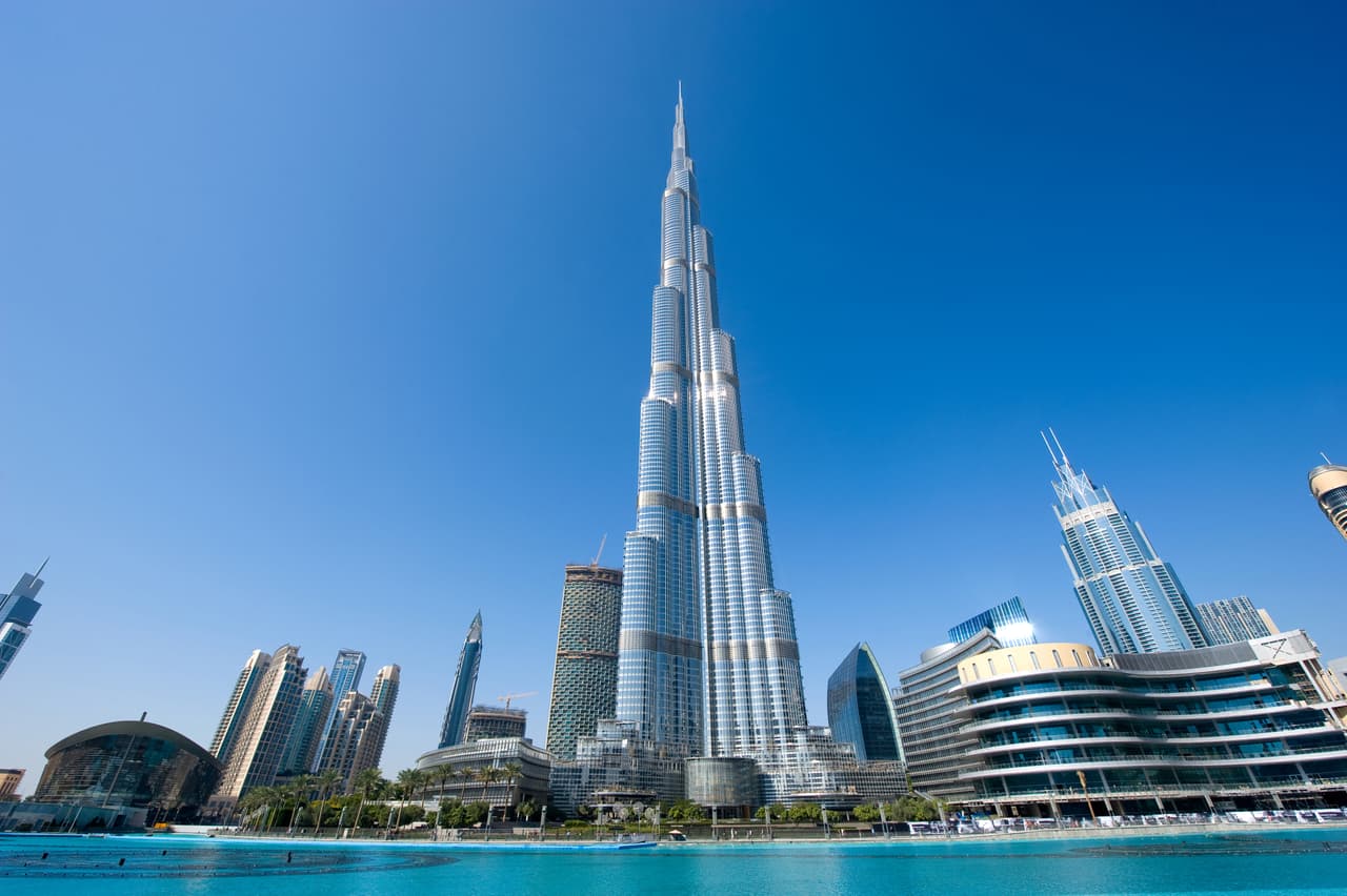 <b>Puesto 1. Burj Khalifa, Dubai, Emiratos Árabes Unidos. </b>El edificio más alto del mundo mide 2,717 pies (828 metros) y tiene 163 pisos. Fue completado en 2010 y alberga oficinas, residencias y un hotel.