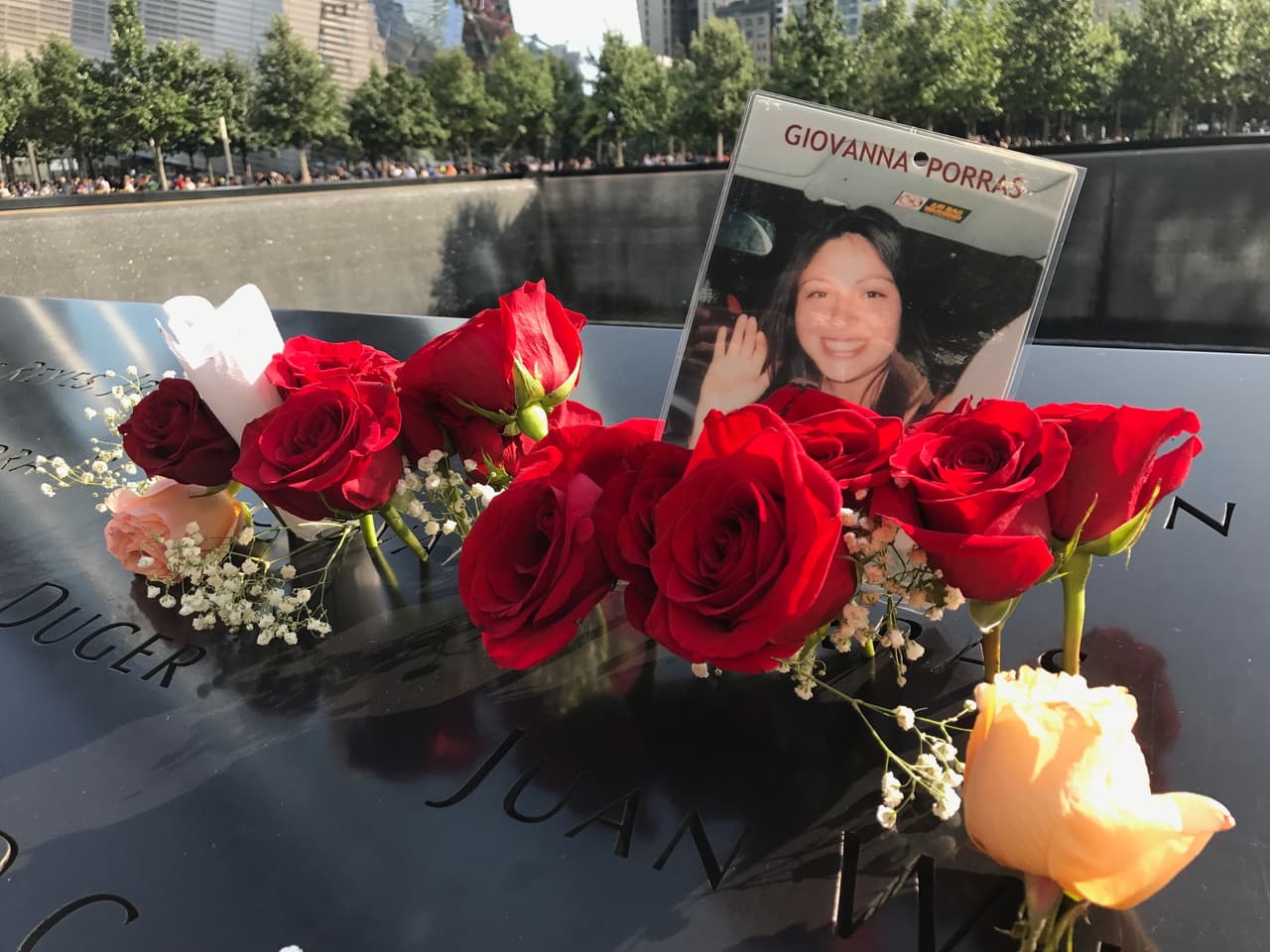 La memoria de Giovanna Porras fue honrada con rosas rojas. (Patricia Vélez)