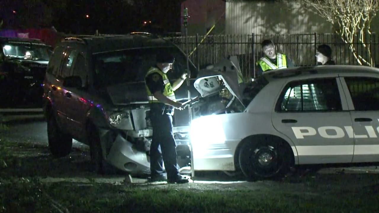 Policía es hospitalizado después de que presunta conductora ebria se estrella contra su patrulla