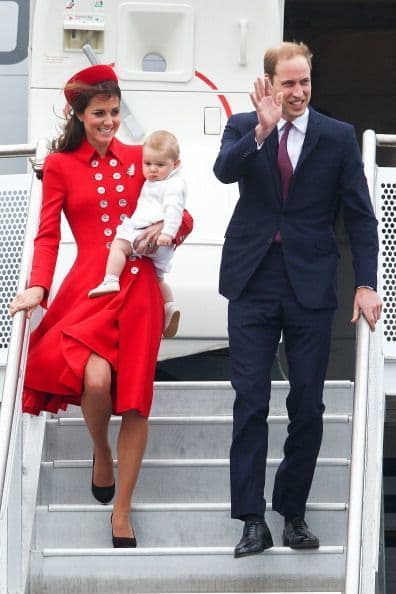 El príncipe Guillermo , duque de Cambridge y su esposa llegan en compañía de su hijo a Nueva Zelanda en su primer gira el pequeño George.