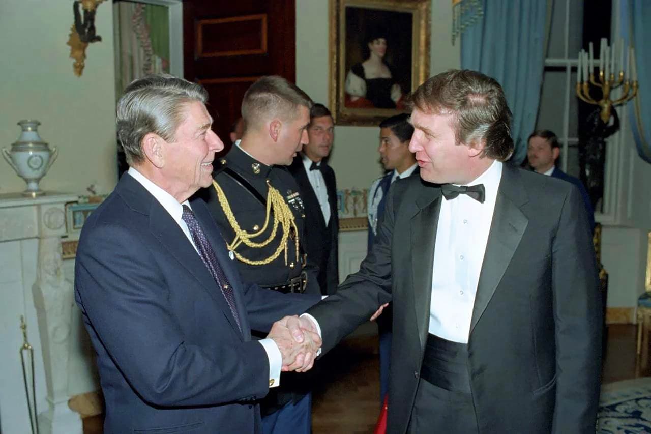 Como hombre de negocios influyente en la ciudad de Nueva York, estuvo en contacto con todas las áreas importantes del país, incluidas la política. En la fotografía de 1987, saluda al entonces presidente Ronald Reagan durante una recepción en la Casa Blanca.