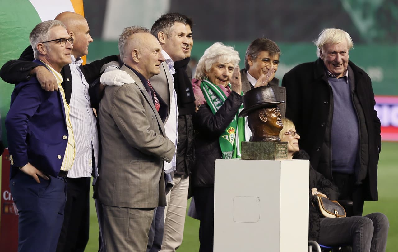 El partido comenzó con un homenaje a Patrick O'Connell, técnico que le hizo campeón de Liga en la temporada 1934-35, a quien le hicieron un busto conmemorativo.