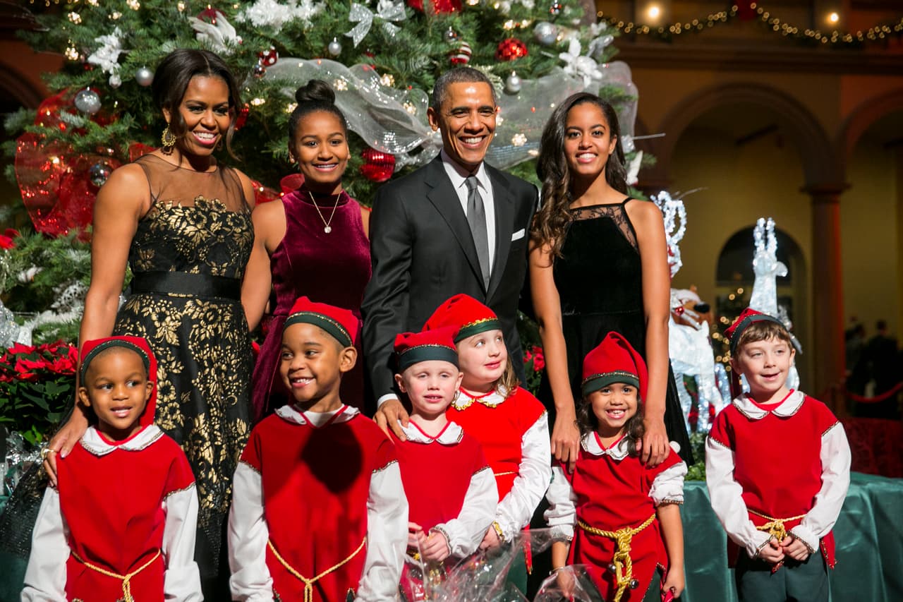 Para la navidad del 2014, aunque toda la familia resaltó por su elegancia, Michelle Obama deslumbró con un imponente vestido negro de brocado dorado con un cuello en organza y un sutil cinturón negro.