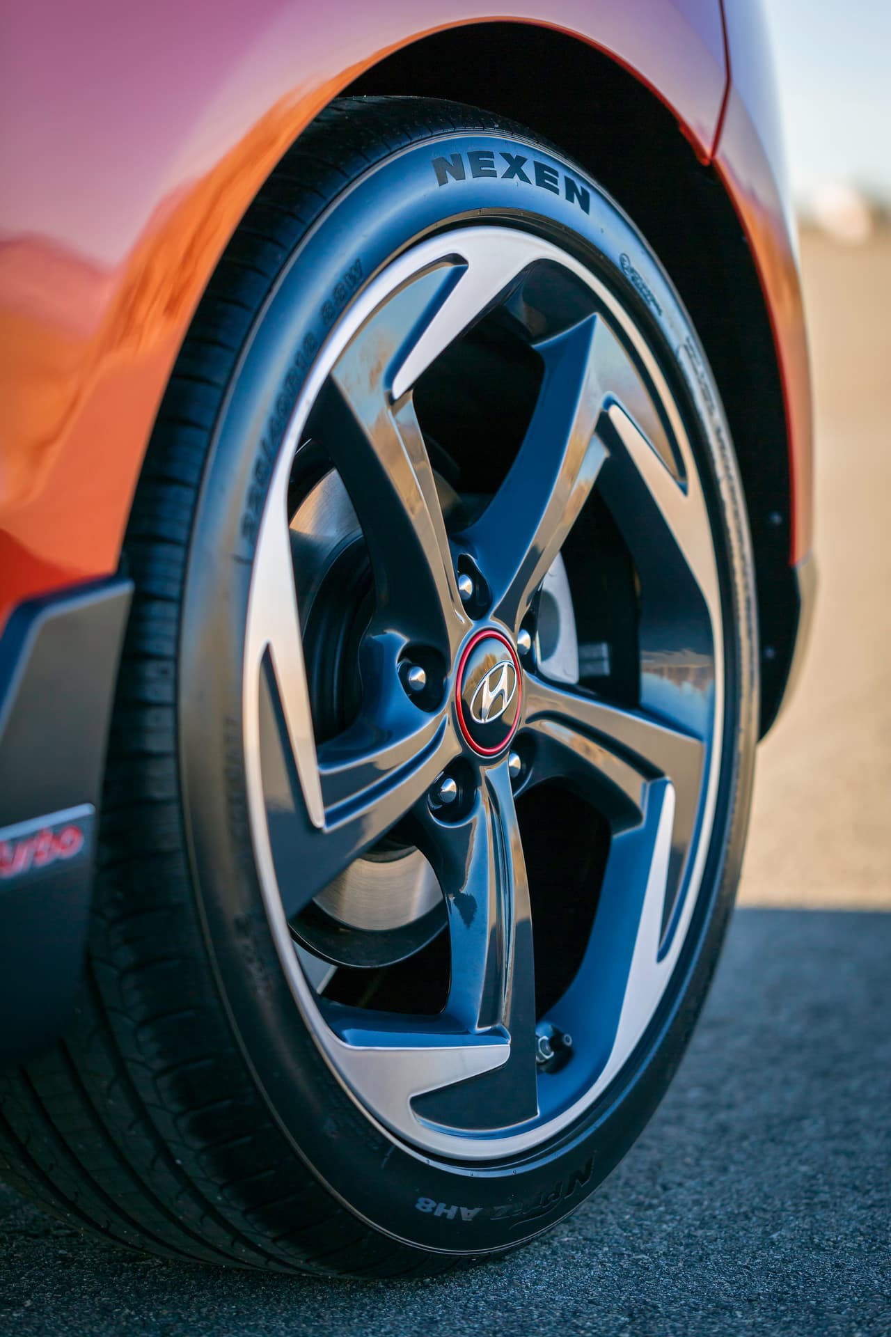 El Hyundai Veloster Turbo cuenta con suspensión delantera McPherson; la trasera es independiente de enlaces múltiples. Opcionamente se pueden elegir rines de 18 pulgadas y llantas Michelin PilotSport 4.