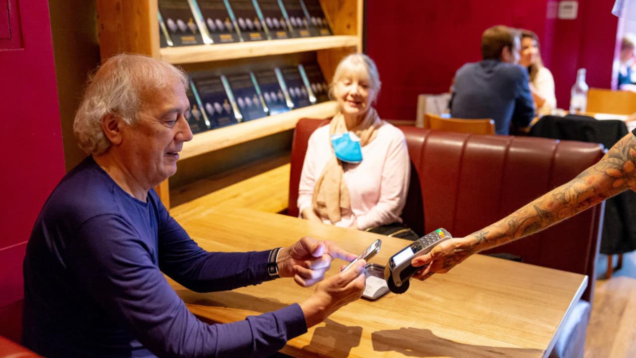 De acuerdo con una encuesta, el número de personas que da propina en restaurantes, taxis y servicios de domicilio disminuyó. Ante esto, el experto en finanzas Carlos Guamán explica que dar propina “no es obligatorio, pero sí una buena forma de dar una recompensa por el trabajo bien hecho”. Expertos en etiqueta recomiendan que en restaurantes se debería dejar una propina de entre el 15% y el 20%.