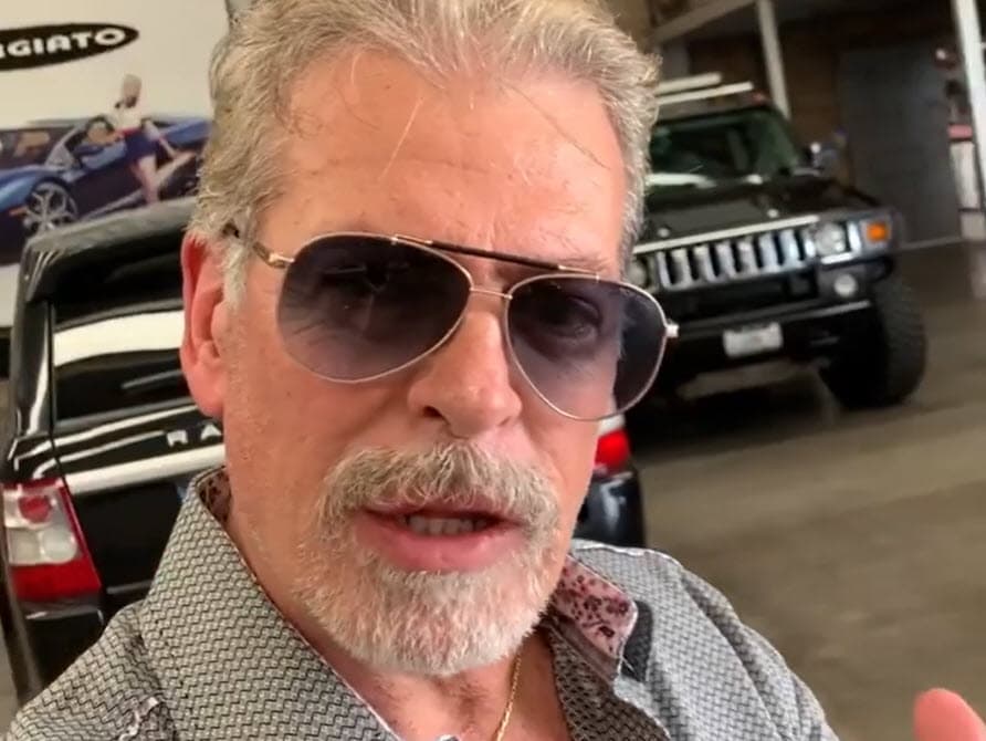 "Lo que tengo es un taller donde
<b> reparamos carros clásicos y 'foodtrucks'</b> y todo este tipo de cosas", platicó. 
<br>