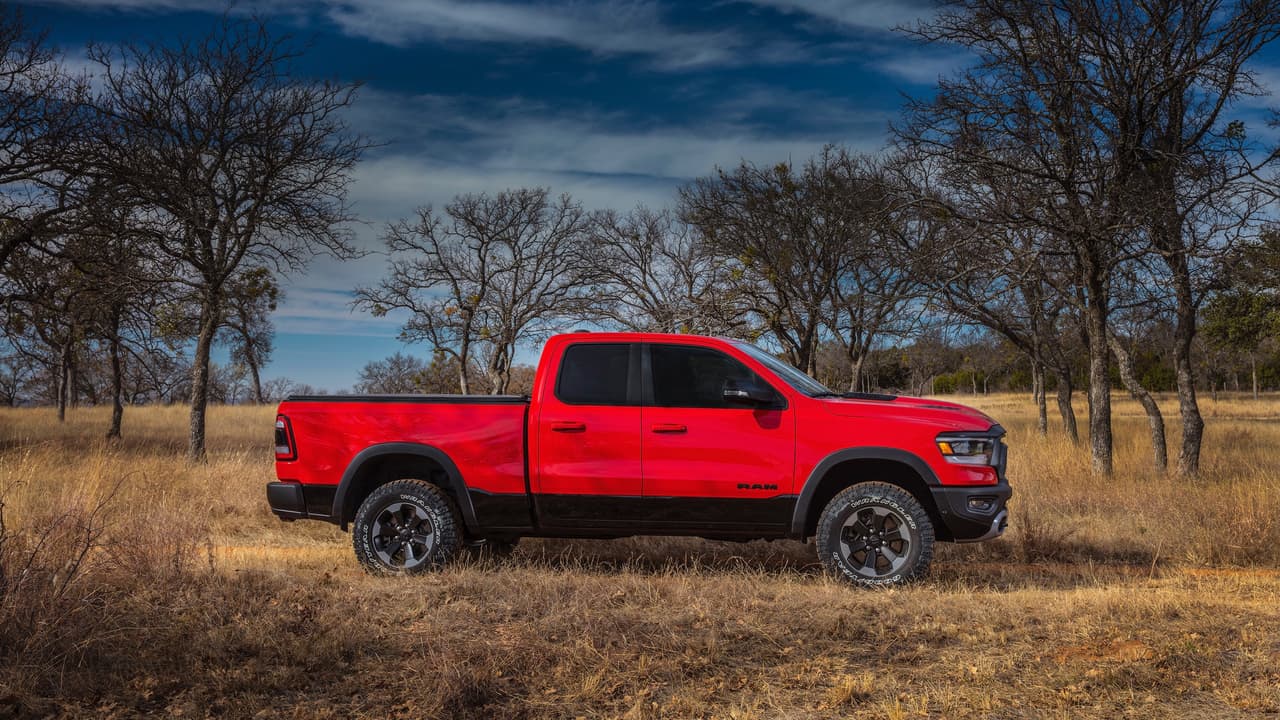 Los dos motores disponibles para la Ram 1500 2018 fueron dotados de un 
<b>sistema semi-híbrido de provisión de torque</b> al que FCA llama 
<b>eTorque</b>, que combina un motor-generador por correa con un paquete de baterías de 48 voltios, que gestiona las funciones encendido/apagado automático, entrega de torque de corta duración y se alimenta a través de recuperación de la energía de frenado. El sistema añade hasta 90 lb-pie de torque en el motor Pentastar V-6 y hasta 130 lb-pie en el V-8 HEMI.