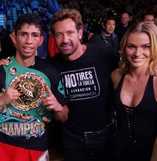 Incluso, Gabriel e Irina posaron junto a uno de los ganadores de la noche: el pugilista mexicano Rey Vargas.