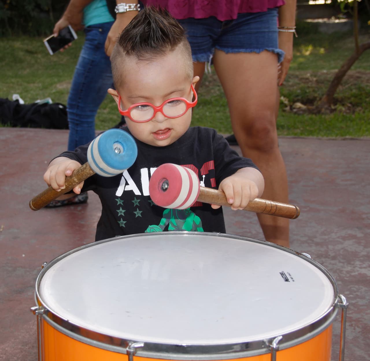 Es importante crear rutinas. Al no necesariamente contar con las destrezas de lectura, los padres pueden utilizar una cartulina con ilustraciones de las diversas tareas que el niño vaya a realizar durante el día.
<br>