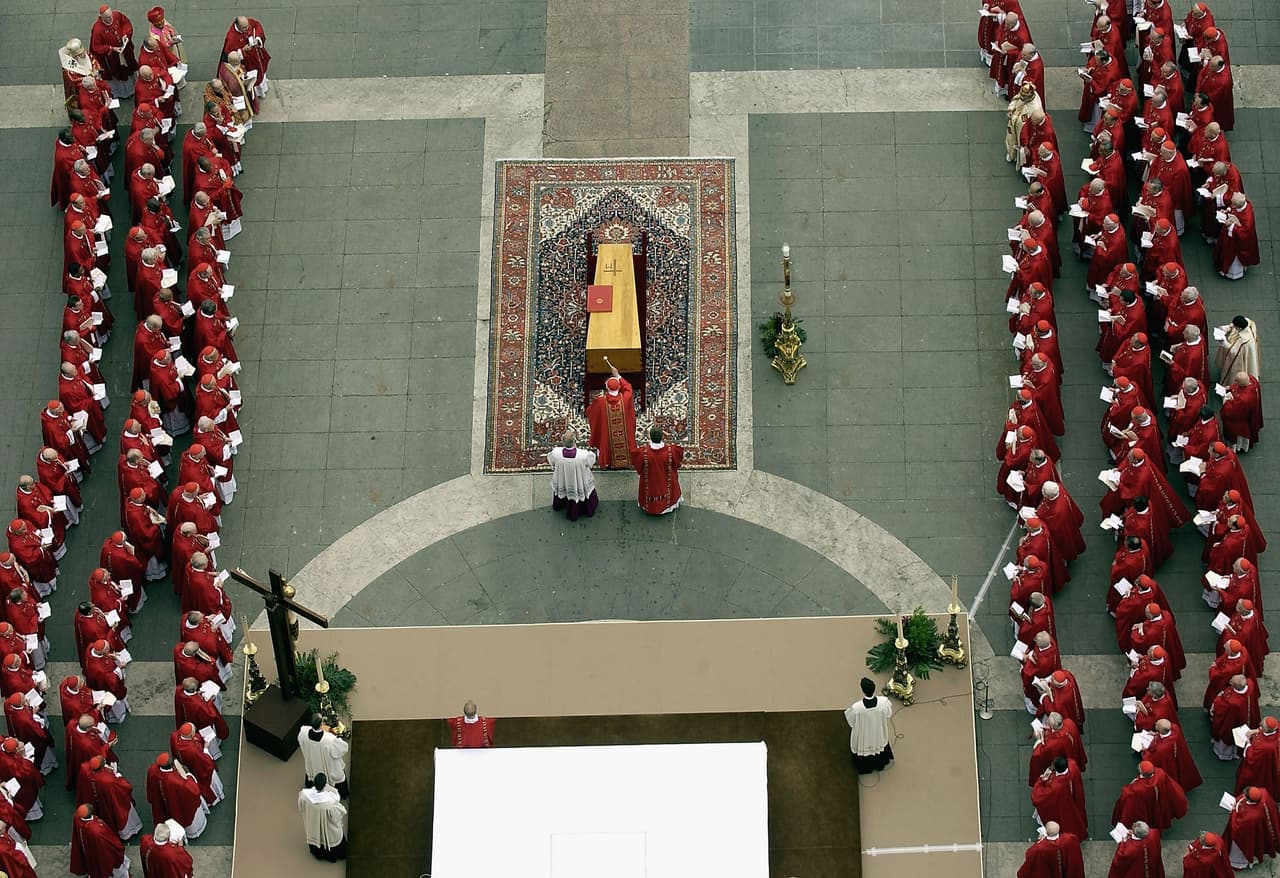 En esta fotografía del 8 de abril de 2005, el cardenal Joseph Ratzinger bendice el ataúd con los restos de Juan Pablo II, poco antes de que comenzara el cónclave del que resultó elegido como el nuevo "sucesor de Pedro", como es llamado el máximo pontífice de la Iglesia católica.