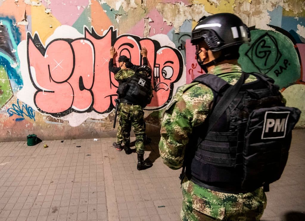 Un hombre confiesa que mató a su pareja y a su bebé con un hacha luego de que ella planeaba dejarlo