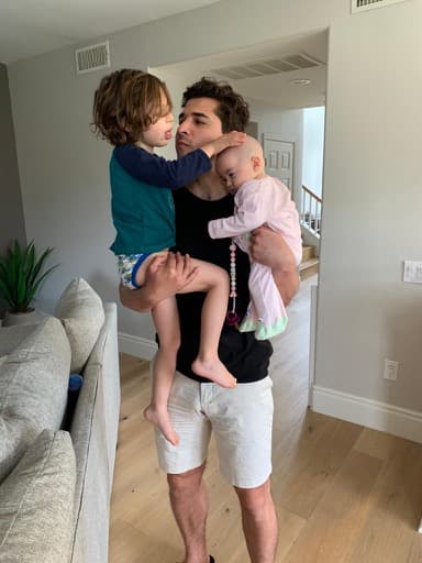 El guitarrista de la banda ya tiene la parejita de niña y niño, y durante la cuarentena ha tomado gran parte de su tiempo para enfocarse en su rol de padre.