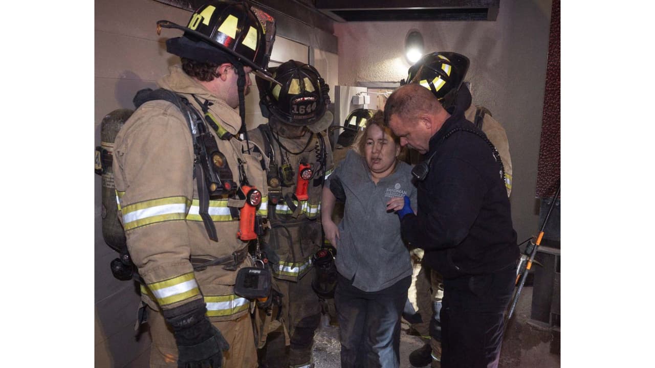 El Departamento de Bomberos de Fort Worth compartió fotografías de los rescates de los heridos de entre los escombros tras la explosión.