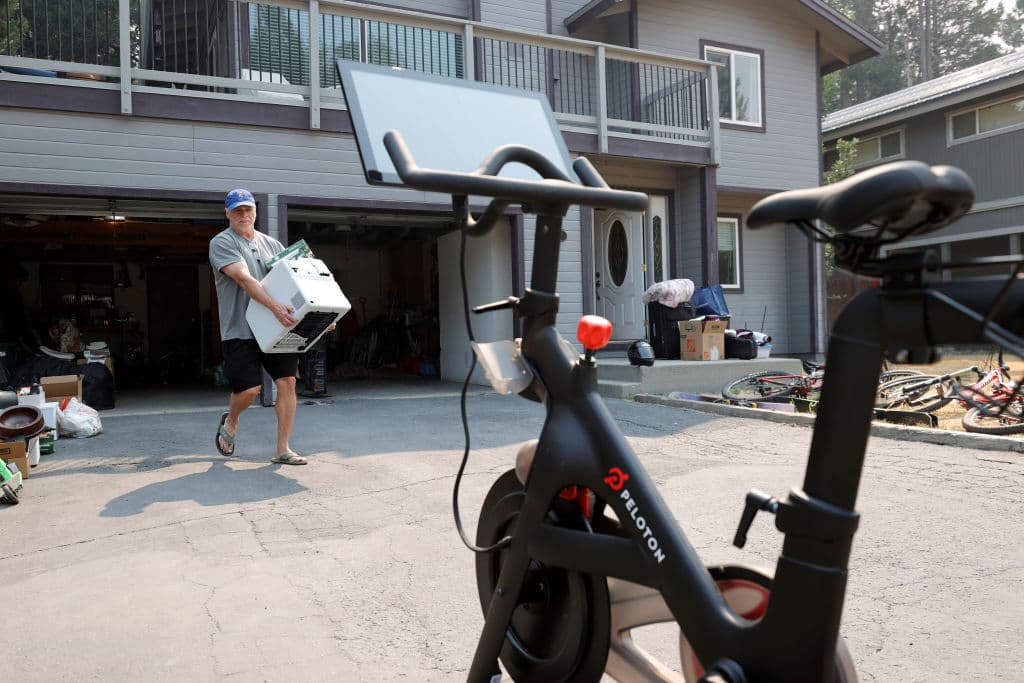 Las 
<a href="https://files.constantcontact.com/0e7db5f3801/bf50a3d1-19cd-4a52-8ae8-d1cc385c7626.pdf" target="_blank">órdenes</a> de evacuación llegaron entre las 9:30 am y 11:00 am, y miles de personas subieron sus pertenencias más importantes a sus vehículos y salieron en camino hacia Nevada.