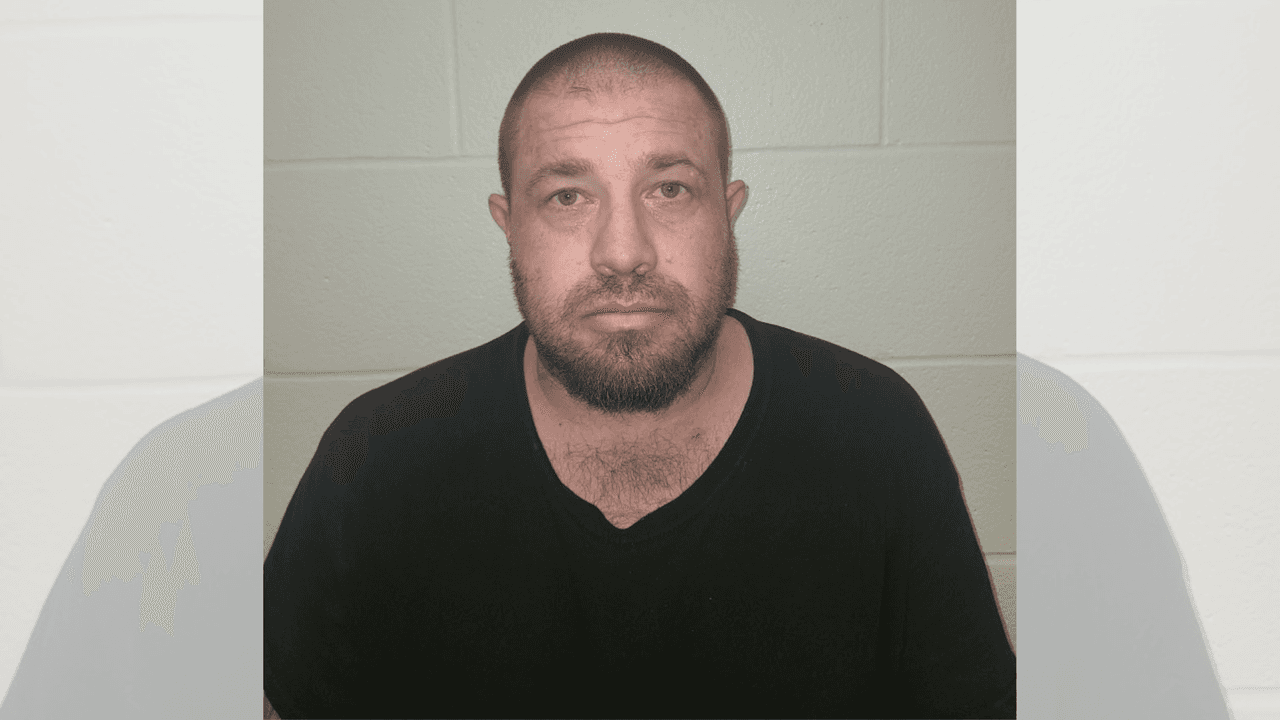 Inicialmente, los agentes iban a presentarle una orden de arresto a Jon Curb, conocido como “Spanky”. Sin embargo, cuando la policía vio los objetos en la escena, solicitaron una orden de cateo para la residencia.
<br>
<br>Actualmente enfrenta dos cargos de manufactura y entrega de una sustancia controlada.