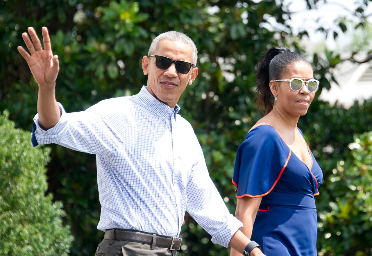 Barack mucho más clásico con lentes obscuros.