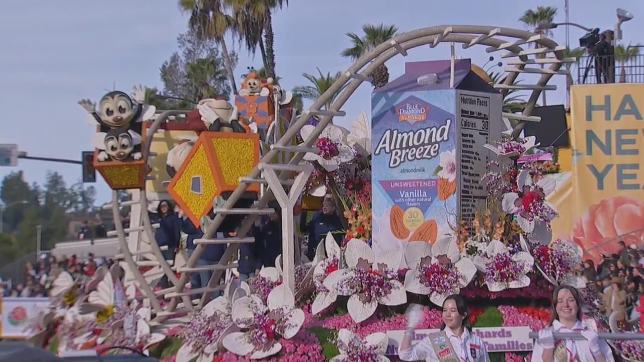 La producción de almendras fue destacada con el Trofeo de la Fantasía en el Desfile de las Rosas