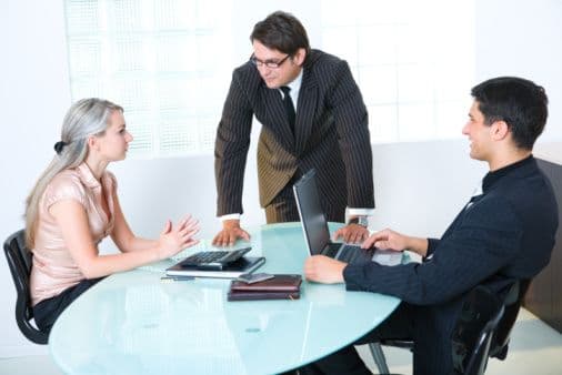 Así los signos de fuego (Aries, Leo y Sagitario) deben concentrarse en la acción, en fortalecer su voluntad y en terminar situaciones que les están impidiendo desarrollarse, tanto en su vida personal, como laboral y social y no continuar dejando todo “para mañana”. ¡Acción es la palabra clave para estos tres signos!