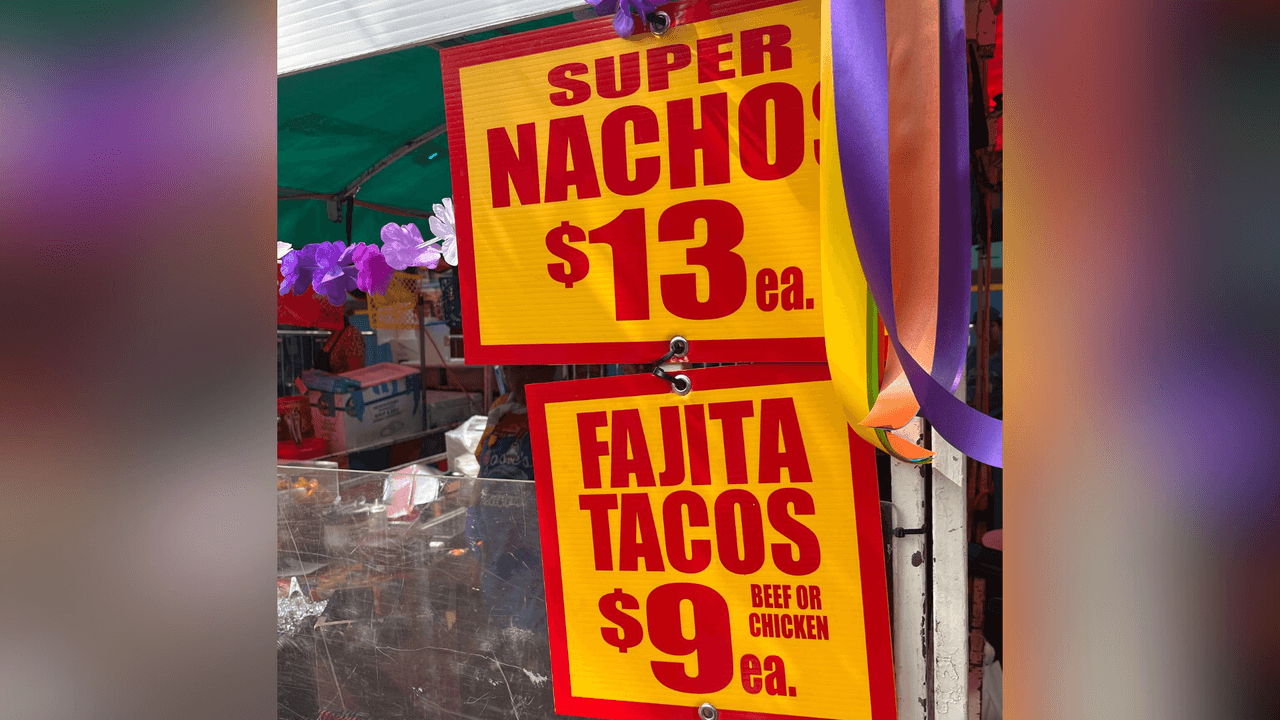 En el caso de la comida, este puesto tiene letreros con nachos en $13 dólares. También hay un taco de fajita en $9.