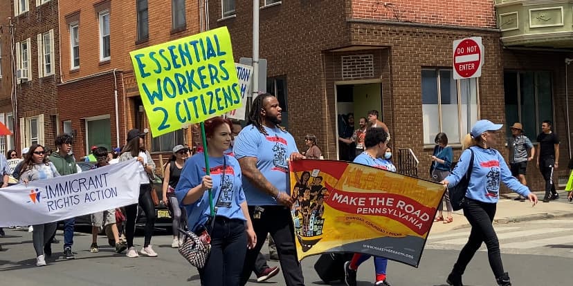 En la marcha pacífica los manifestantes exigieron a la Casa Blanca usar su poder ejecutivo para brindar un alivio migratorio, tras el fracaso de las negociaciones en el Congreso el año pasado para aprobar la reforma migratoria prometida.
<br>