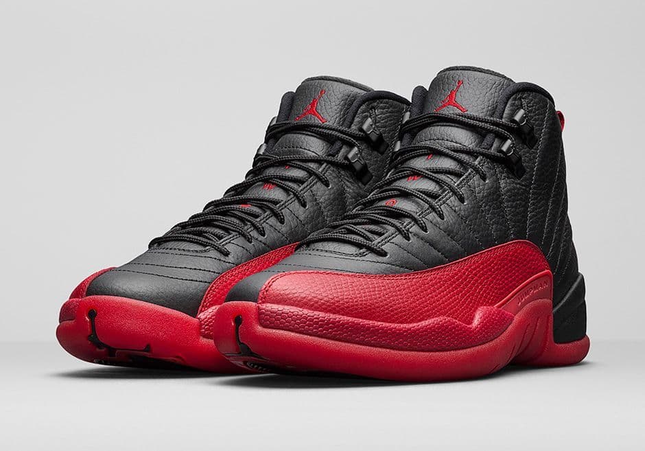 <b>Air Jordan XII</b>
<br>Este tenis se lanzó en 1997 y fueron conocidos como ‘el tenis de la gripe’, pues Jordan los usó durante el juego cinco de los finales de la NBA, donde anotó 38 puntos y ganó el partido a pesar de su condición; inspirados por la bandera japonesa.