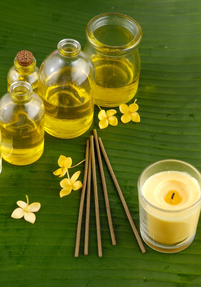 Si deseas atraer algo hacia tu vida, unta la vela con el aceite desde arriba hasta la mitad. Si por el contrario deseas alejarlo de tu vida (como un trabajo donde no te tratan bien), hazlo de abajo hacia arriba.