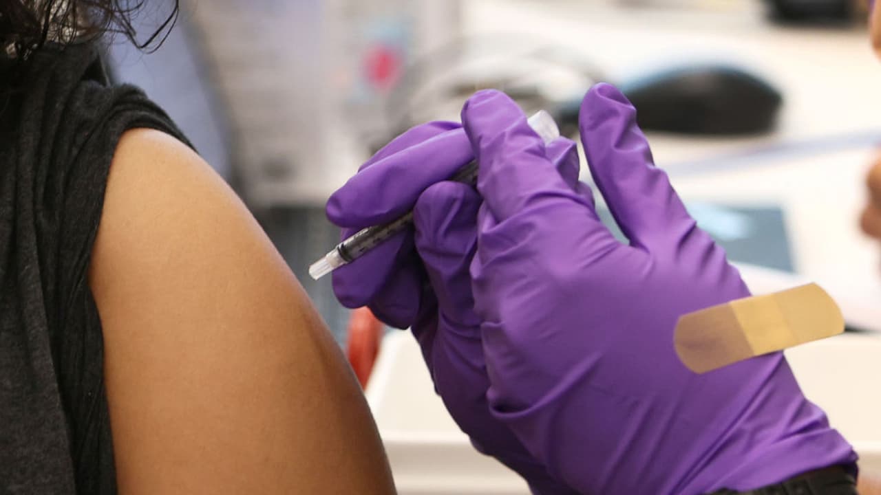 ¿Cuál es la importancia de la aprobación total de la vacuna contra el coronavirus de Pfizer? Lo que debes saber