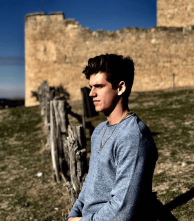 Miguel heredó de su madre la pasión por la actuación y tuvo una exitosa participación en la serie 'Cuéntame cómo pasó' en 2001. Años después estudió Arte dramático en Los Ángeles, California, según informó el portal El Español.