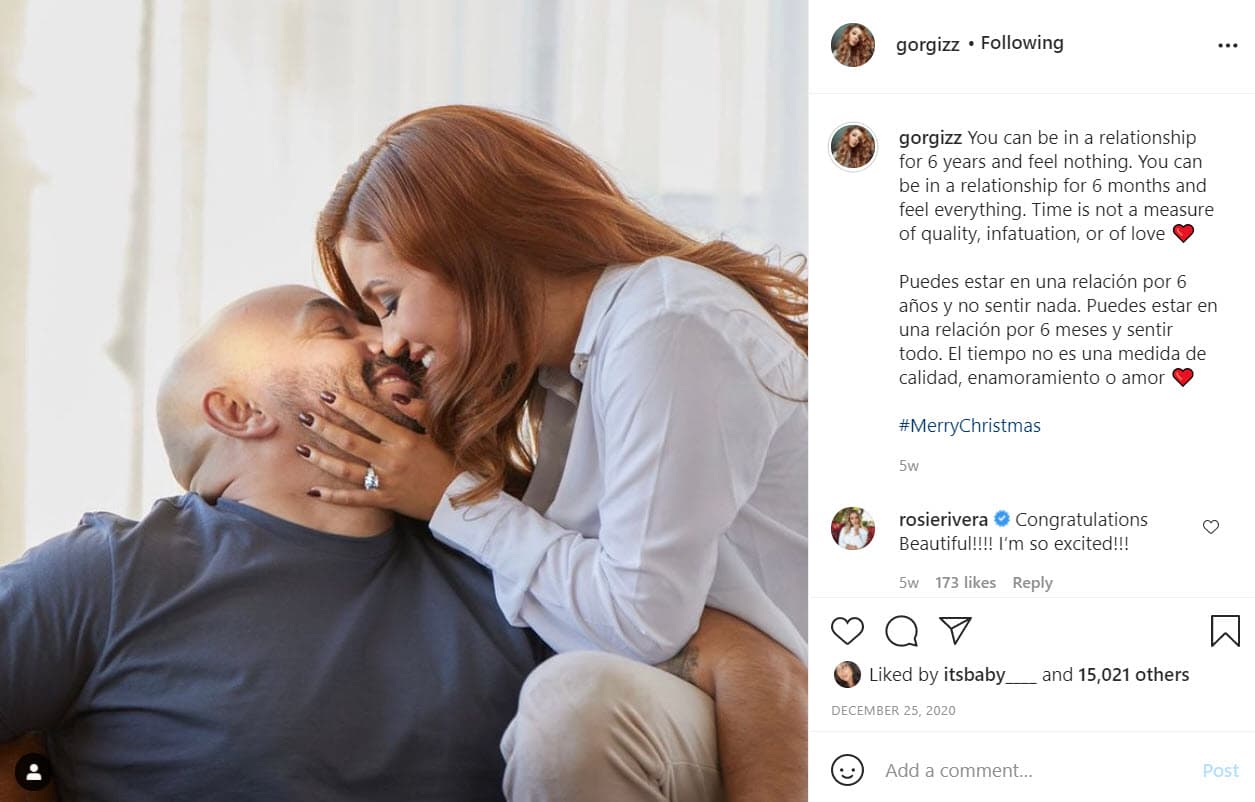 El 25 de diciembre, la jalisciense compartió esta imagen donde deja ver el anillo: "Puedes estar en una relación por 6 años y no sentir nada. Puedes estar en una relación por 6 meses y sentir todo. El tiempo no es una medida de calidad, enamoramiento o amor".
<br>