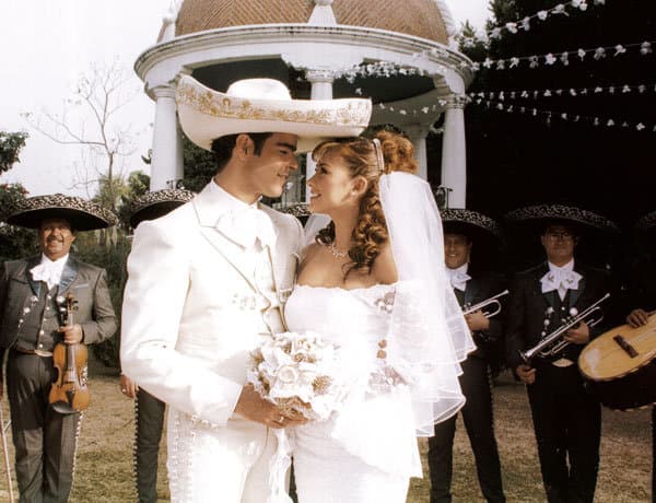 Luego del romance con la torera española, Pablo Montero y Aracely Arámbula se conocieron durante la grabación de la telenovela 'Abrázame muy fuerte' en el 2002, y a partir de que todos los días convivían en los foros de televisión iniciaron su noviazgo el cual era muy bien visto por la familia de ambos, aunque la relación terminó un par de años después, por culpa de la carga de trabajo que ambos tenían.