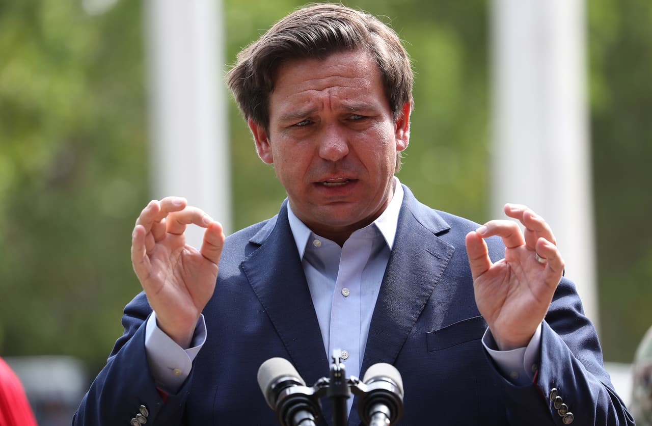 DeSantis anuncia apertura de parques de Florida y cita estudio que dice que el sol mata el coronavirus 