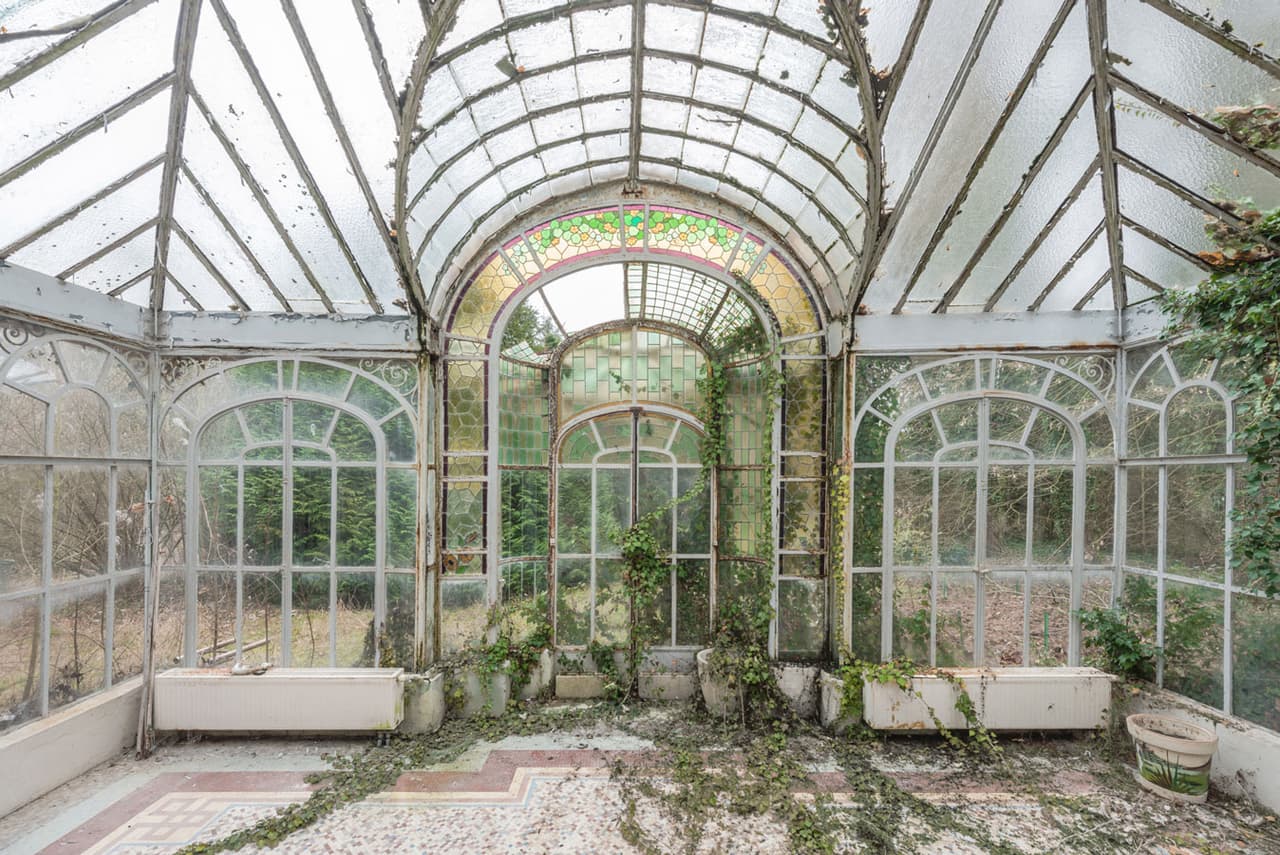 Veillon documenta los lugares deteriorados con el estilo cuidadoso de las publicaciones de arquitectura y diseño. “La arquitectura es uno de mis principales intereses, mis imágenes intentan destacar los detalles de los espacios y las estructuras, solo que están deterioradas y afectadas por el paso del tiempo”, explica el artista.